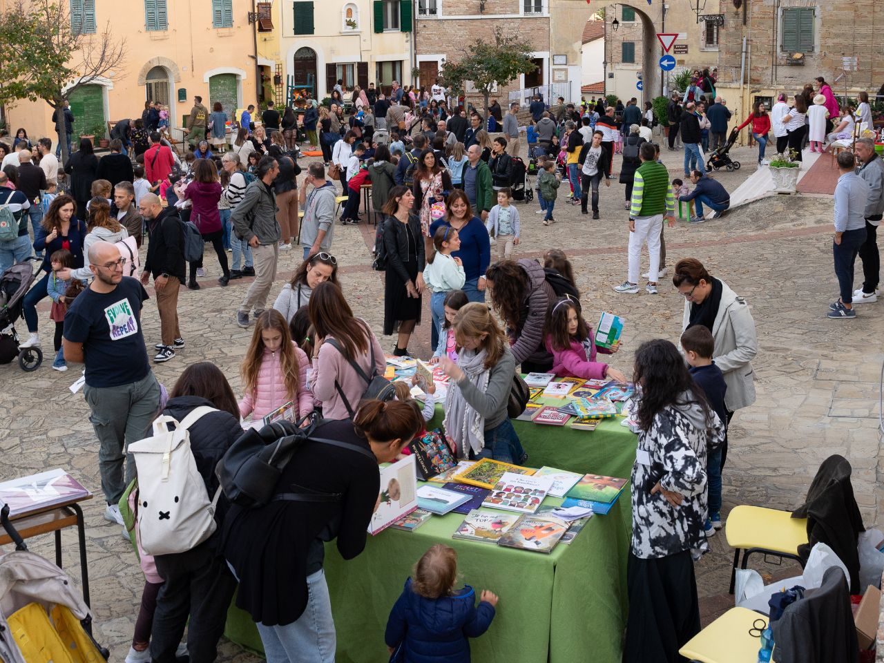foto aerea di una piazza con il festival